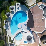 Coastal Retreat With Pool And Access By Drago