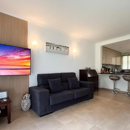 Coastal Retreat With Pool And Access By Drago