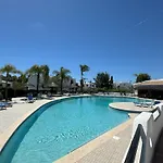 Coastal Retreat With Pool And Access By Drago شقة